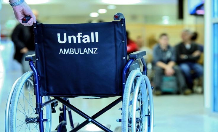 Die junge Frau wurde mit Verletzungen ins Krankenhaus gebracht. Symbolbild: Weihbold