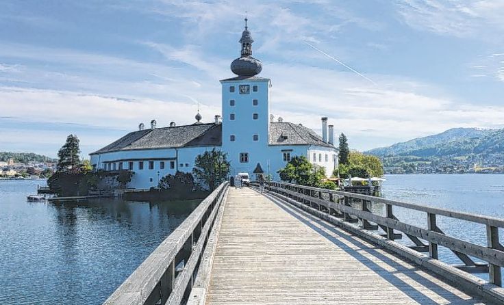 Die "Soros" tauchen Schloss Ort in oranges Licht. Foto: privat