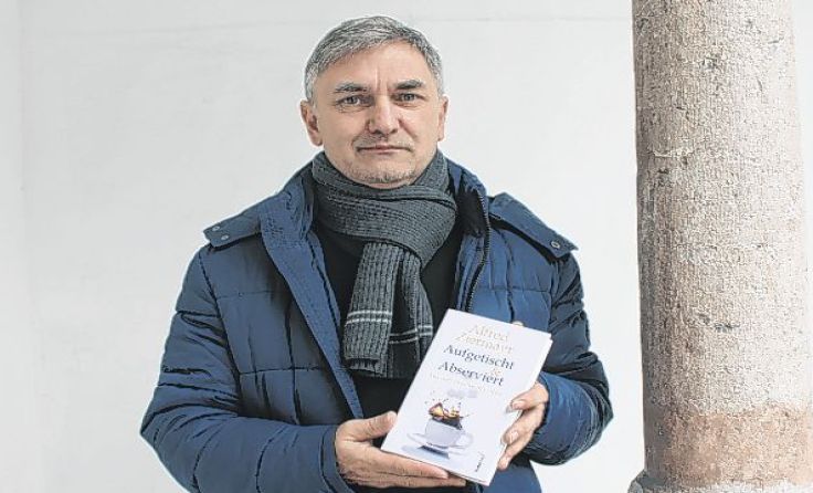 Alfred Ziermayr liest in der Bücherei aus seinem neuesten Werk. Foto: Tóth