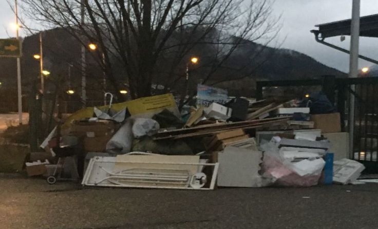 Auch Lattenroste wurden einfach vor der ASZ-Tür abgeladen. Foto: Wiesauer