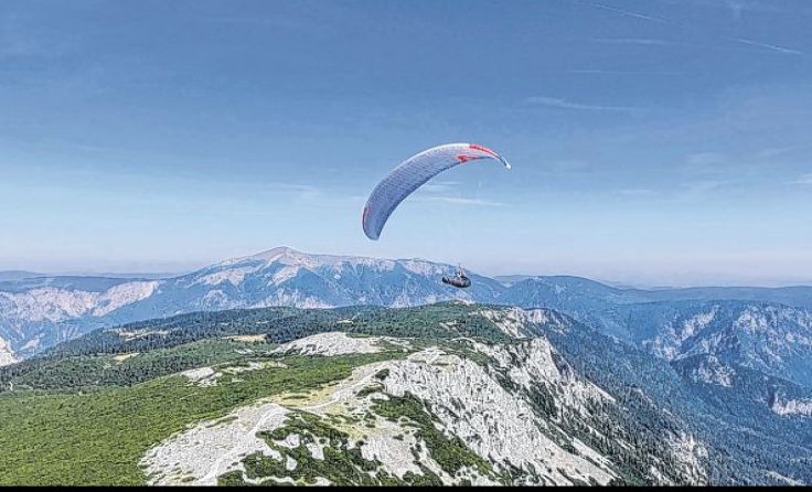Bei gutem Flugwetter packte Andreas Viehböck den Gleitschirm aus. Foto: Sport 2000