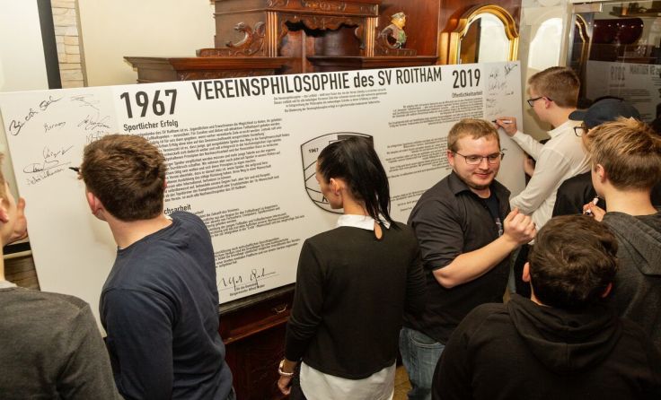 Die Mitglieder unterzeichneten gemeinsam die Vereinsphilosophie. Foto: Tino Andrea Fraccaroli