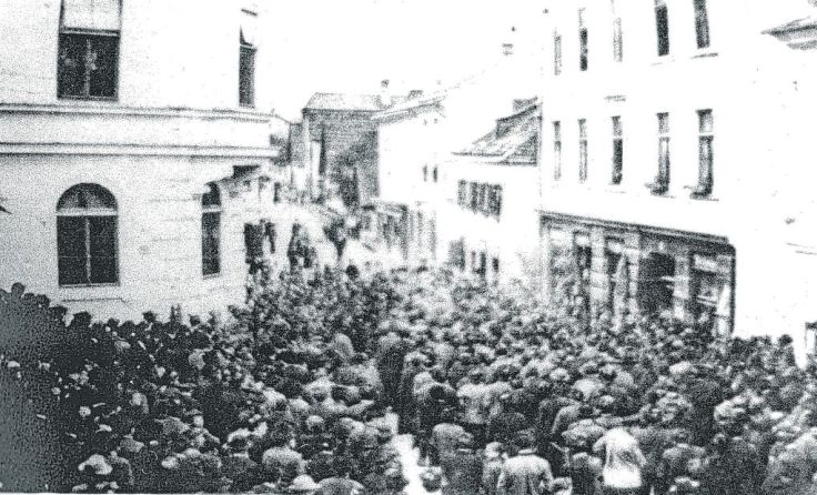 Arbeiter vor dem Gemeindeamt Ebensee am 12. Februar 1934. Foto: Zeitgeschichtemuseum
