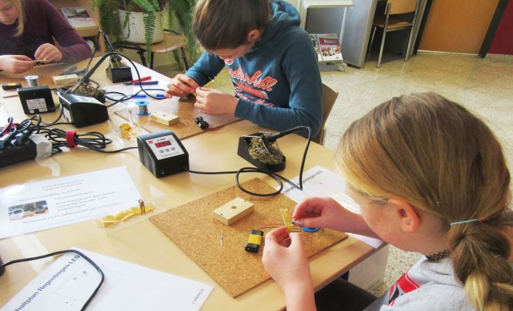 Burschen konnten sich im Sozialbereich erproben, Mädchen in der Technik. Fotos: AMS