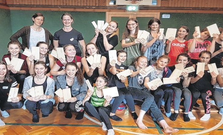 Schülerinnen mit ihren eigenhändig zertrümmerten Holzbrettern Foto: Margit Weeber