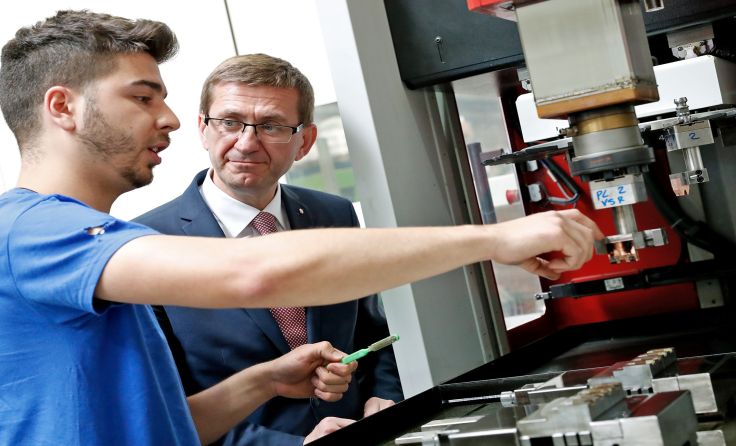 ÖVP-Wirtschaftslandesrat Achleitner bei der Miba AG Foto: Land OÖ