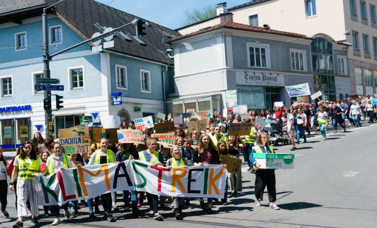 Der Demozug auf der Gmundner Grabenkreuzung Foto: Tobias Bergthaler