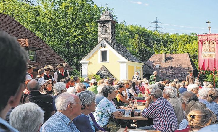 Viele Gäste kamen, darunter auch der Schiffsverein Stadl-Paura mit Fahne. Foto: Gruber