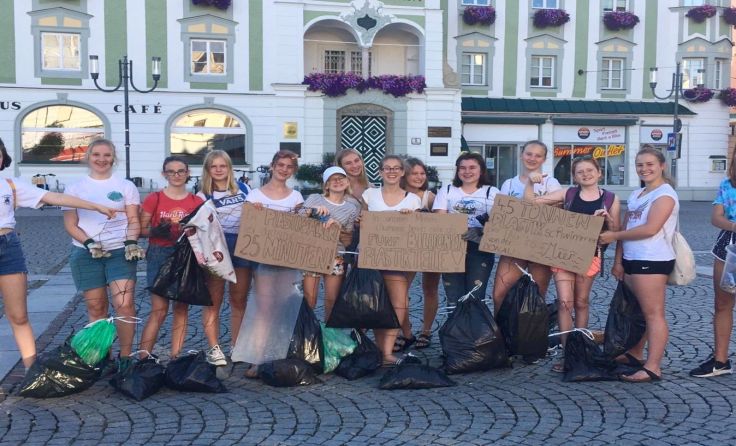 Die jugendlichen Klimaaktivistinnen mit dem sortierten Müll Foto: FFF Gmunden