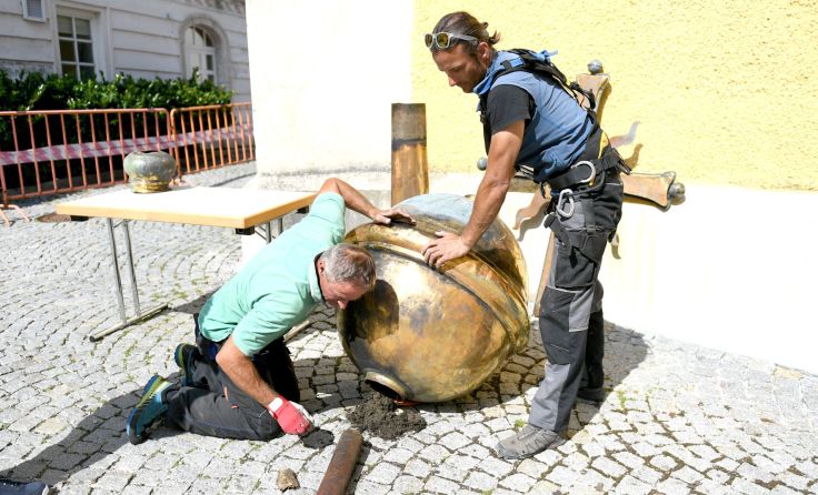 Abnahme von Kreuz und Kugel – besonders spannend war die Öffnung. Foto: Klemens Fellner