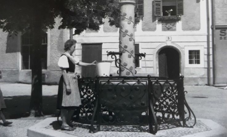 Brunnen (mit damasl noch kleinerer Linde) in seinem Errichtungsjahr 1948 Foto: Archiv Wagneder