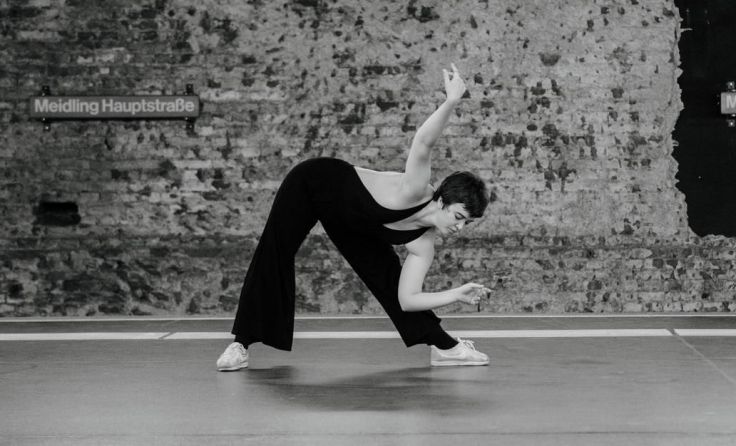 Hannah Wimmer zeigt ihre Performance in der Hipp-Halle. Foto: Anna Zet