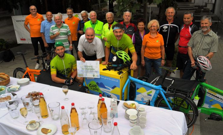 Die Radler freuten sich über ein energiereiches Frühstück. Foto: Willi Hitzenberger