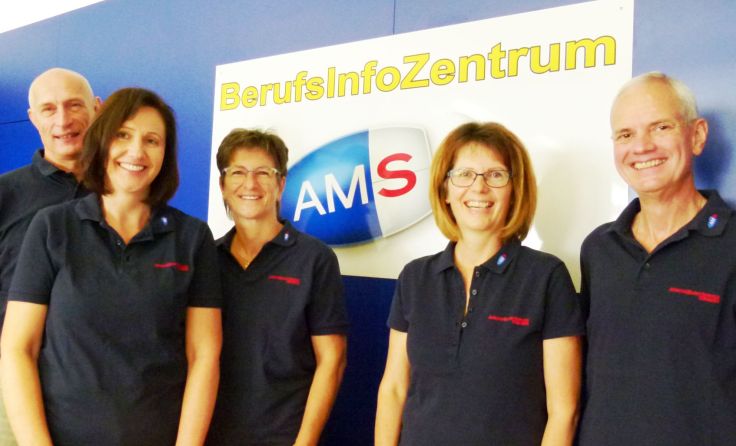 AMS-Leiter Leopold Tremmel (r.) und das Team des BerufsInfoZentrums Foto: AMS