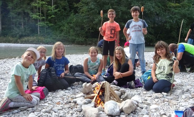 Spaß bei der Nachtwanderung zur Burgruine Scharnstein Foto: Stadtgemeinde Laakirchen