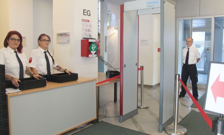 Am Eingang der Bezirkshauptmannschaft wird seit drei Monaten kontrolliert. Foto: Tóth