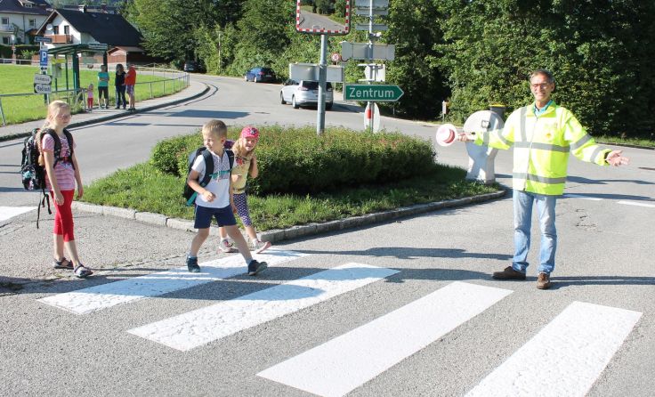 Schulwegpolizisten wie Erich Auer sorgen für einen sicheren Schulweg. Foto: Tóth