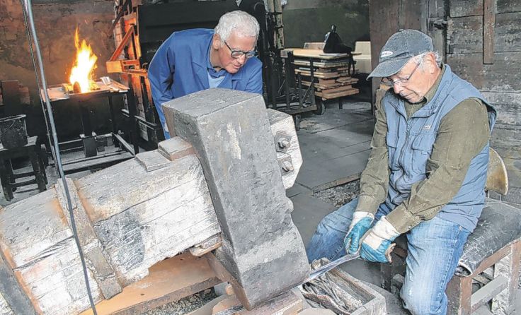 Sensenschmiede bei der Arbeit Foto: Tóth