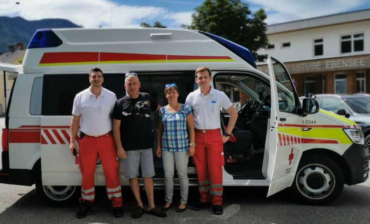 Couragierte Ersthelfer Gudrun und Jürgen Fellinger mit Rotkreuz-Mitarbeitern. Foto: OÖ RK
