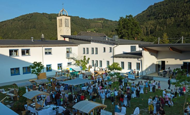 Gut besuchtes Fest im Innenhof der NMS Foto: TVB Traunsee-Almtal/Manuela Rathberger