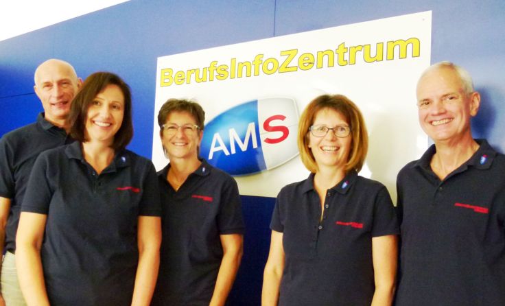 AMS-Leiter Leopold Tremmel (r.) und das Team des BerufsInfoZentrums Foto: AMS