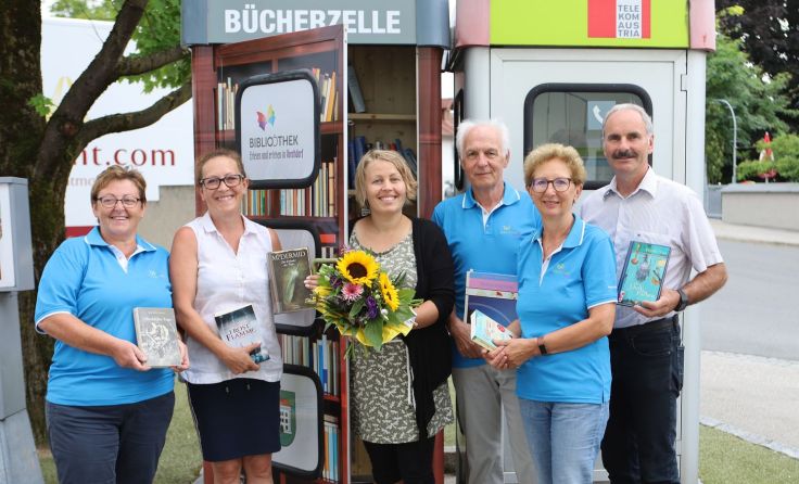 Büchereiteam und Projektbeteiligte freuen sich über die Bücherzelle. Foto: vorchdorfmedia