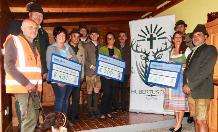 Der Hubertusclub Almtal übergab die Spenden an Vertreterinnen der Schulen. Foto: Hubertusclub