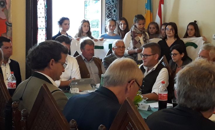 Fridays for Future Gmunden stellten den Pakt vor Sitzungsbeginn vor. Foto: Tóth