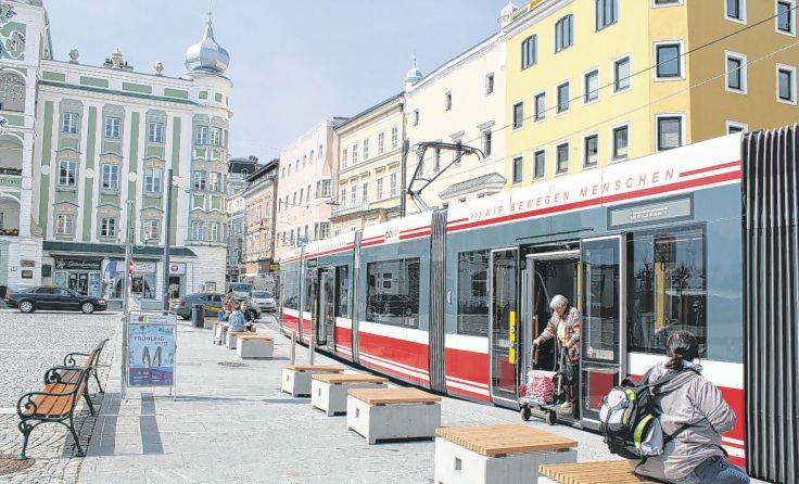 Seit September des Vorjahres hält die Tram wieder am Rathausplatz. Foto: Tóth