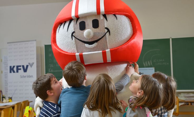 Höhepunkt der Verkehssicherheitstage für die Kinder: der Besuch durch Helmi Foto: KFV
