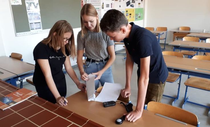 Schüler beim Messen der Beleuchtungsstärke Foto: NMS Ohlsdorf