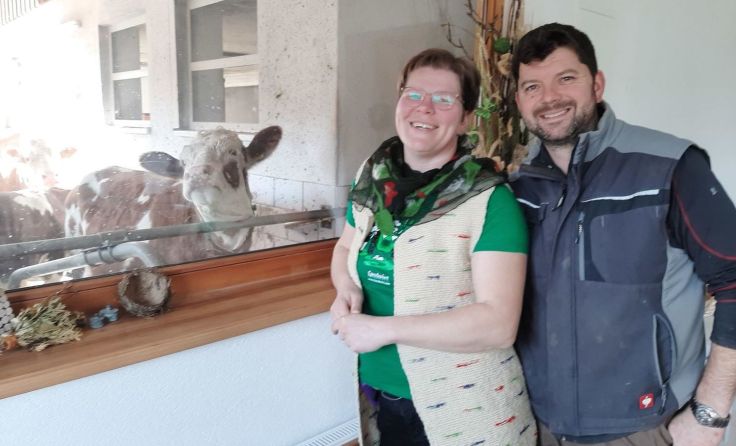 Kuh Birgit wagt einen neugierigen Blick zu Monika und Karl Moser. Foto: Tóth