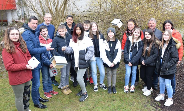 Jugendliche zeigen Vertretern der Stadt zwei der Nistkästchen. Foto: Stadtgemeinde