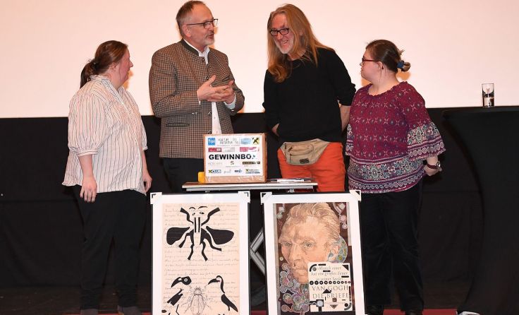 Spendenübergabe nach der Kinovorstellung Foto: Klemens Fellner