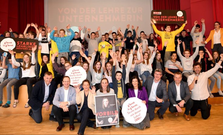 Belinda Mittermaier (vorn Mitte) stellte sich den Fragen der Jugendlichen. Foto: Fellner