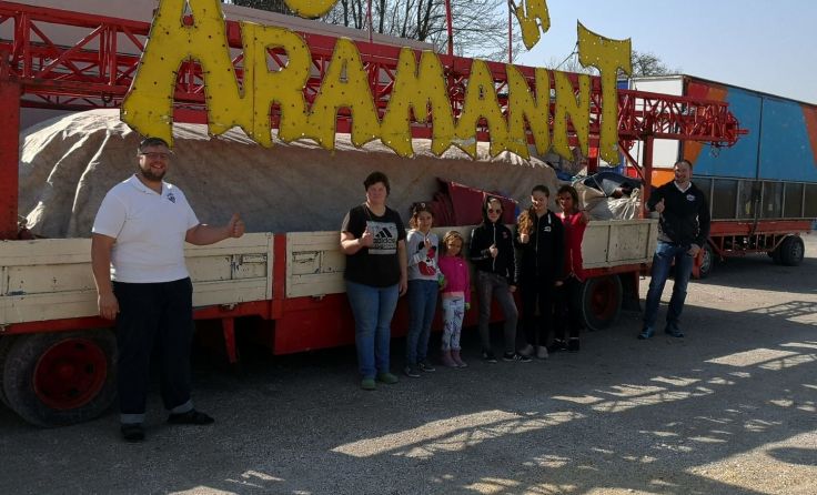 Freude über die dringend benötigte Hilfe beim Zirkus Aramannt. Foto: Lask Fanclub Salzkammergut