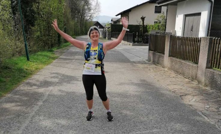 Freude über den ersten gelaufenen Marathon bei Monika Eichinger Foto: Eichinger