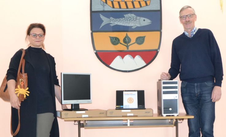 Andrea Holly bei der Übergabe der PCs an der NMS Traundorf Foto: Rotary Club Gmunden-Traunsee