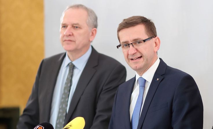 LR Markus Achleitner (r.), AMS-Landes-GF Gerhard Straßer Foto: Land OÖ/Sabrina Liedl