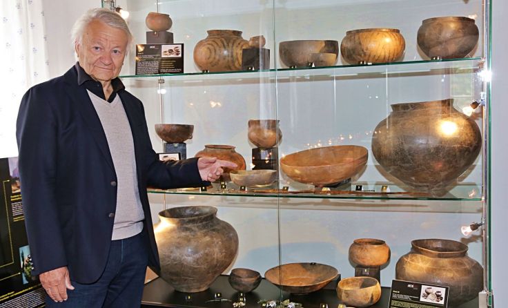 ArcheKult-Obmann Manfred Schindlbauer vor einem Teil der Ausstellung Foto: Hörmandinger