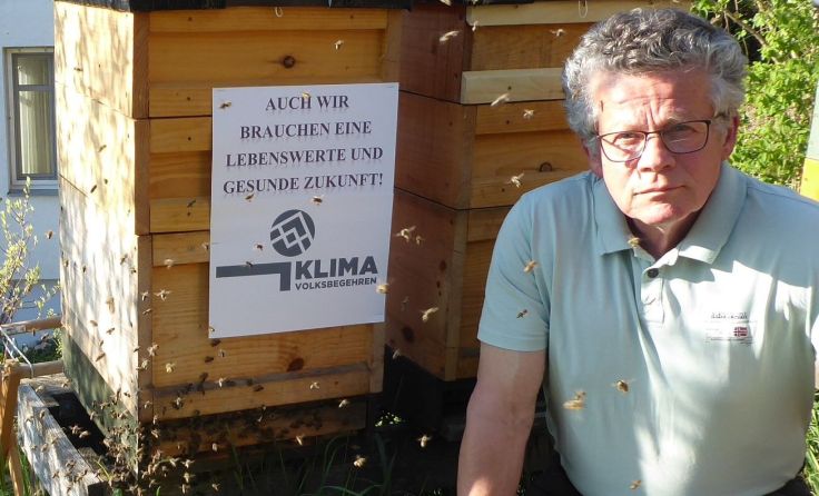 Helmut Nedomlel vor zwei seiner Bienenstöcke Foto: privat