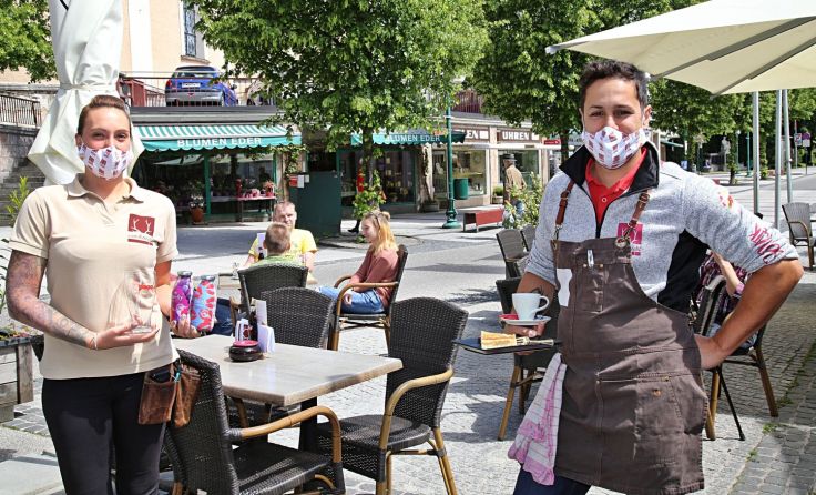 Freundlicher Service, den Masken zum Trotz Foto: Hörmandinger