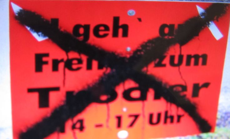 Eine der beschmierten Tafeln Foto: privat