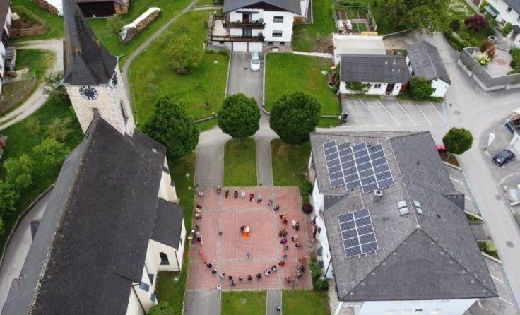 Die Lieder werden auf dem Kirchenplatz gespielt. Foto: Pfarre Pinsdorf