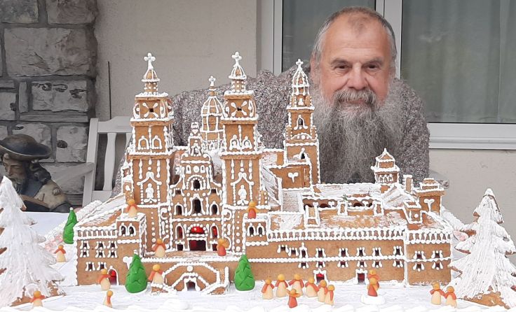 Thomas Schneebauer mit seinem heurigen Lebkuchen-Kunstwerk. Foto: Tóth