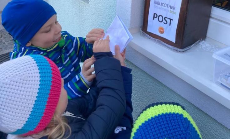 Die Kinder sind mit Eifer bei der Sache. Foto: Bücherei Roitham