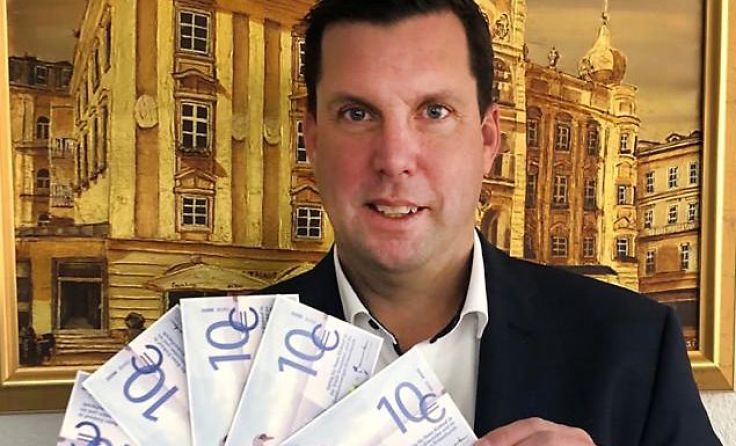 Bürgermeister Stefan Krapf mit Gmundner Einkaufsgutscheinen Foto: Stadtgemeinde Gmunden