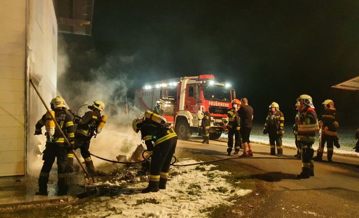 Der rasche Einsatz der Feuerwehr verhinderte den Brand des Hauses. Foto: Feuerwehr Laakirchen