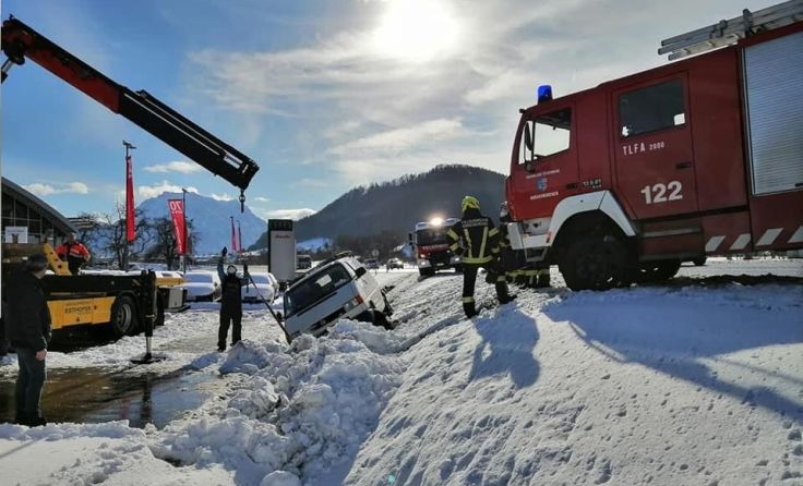 Der Kleinbus wurde mittels Kran-Unterstützung geborgen. Foto: FF Ohlsdorf