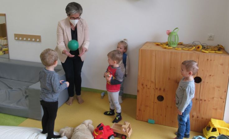 Bgm. Christine Eisner beim Besuch in der Krabbelstube Foto: Gemeinde Ohlsdorf